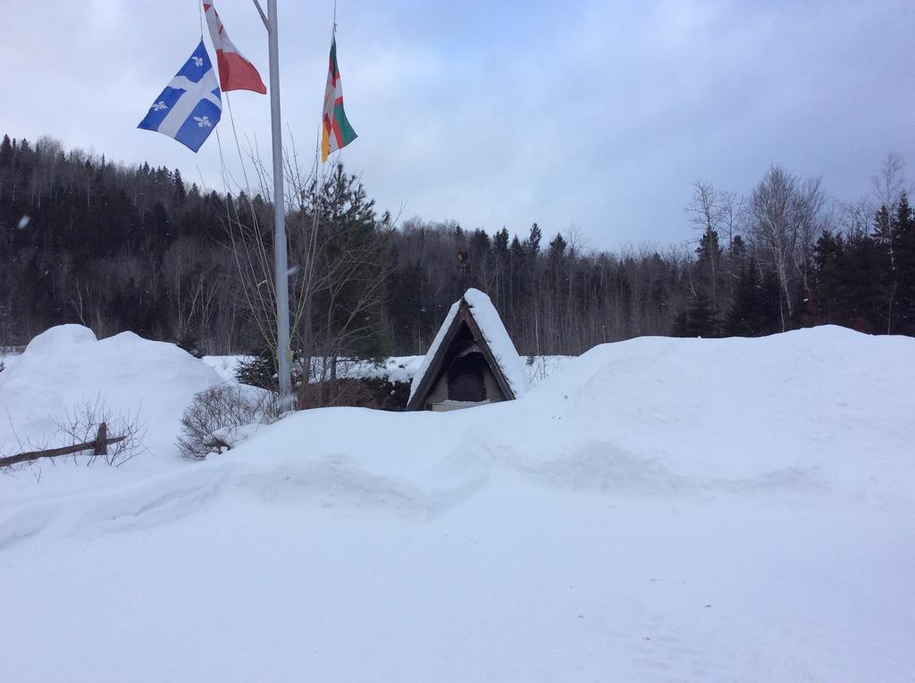 Camping Le 4 Chemins L'Anse-Saint-Jean Luaran gambar